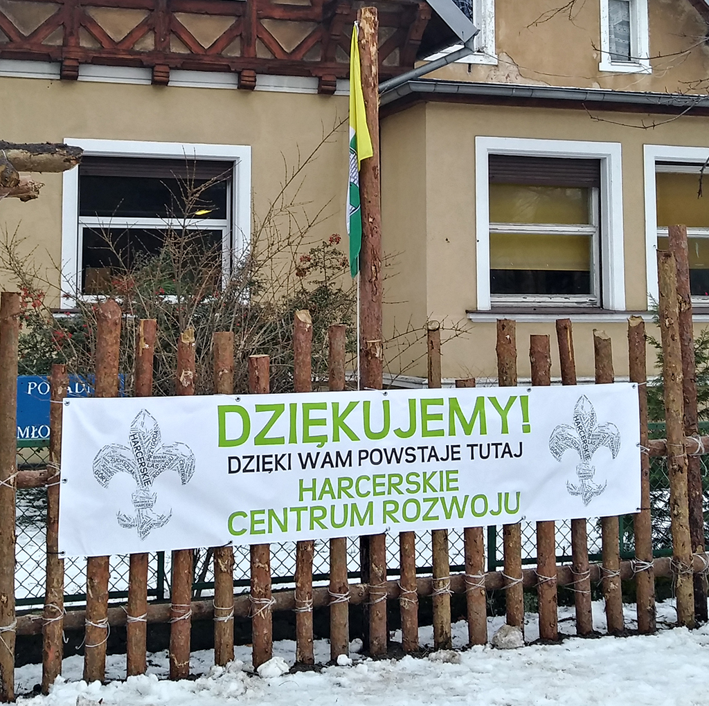budynek i plakat -01